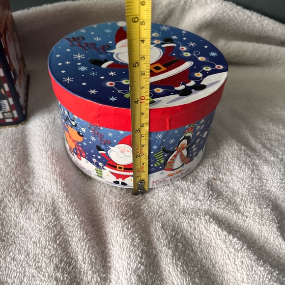 SET OF 2 CHRISTMAS CONTAINERS- 1 TIN/ 1 CARDBOARD - Picture 5 of 10
